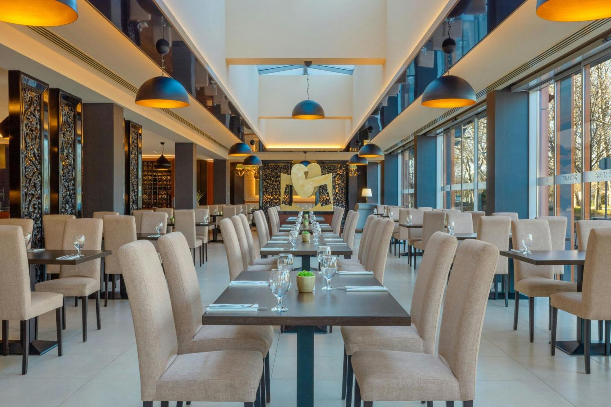 Hotel Four Points By Sheraton és Konferenciaközpont